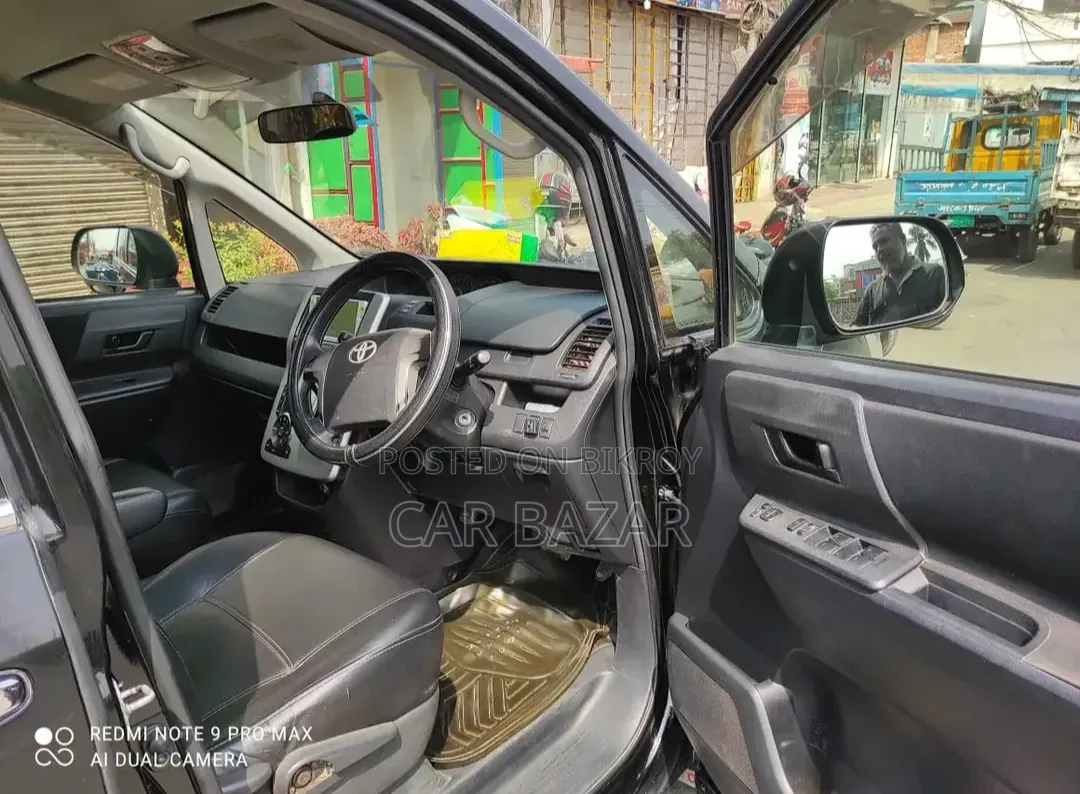 টয়োটা নোয়া ২.০ ১৪৩এইচপি এফডব্লিউডি (৮ সিটার) ২০১২ কালো
