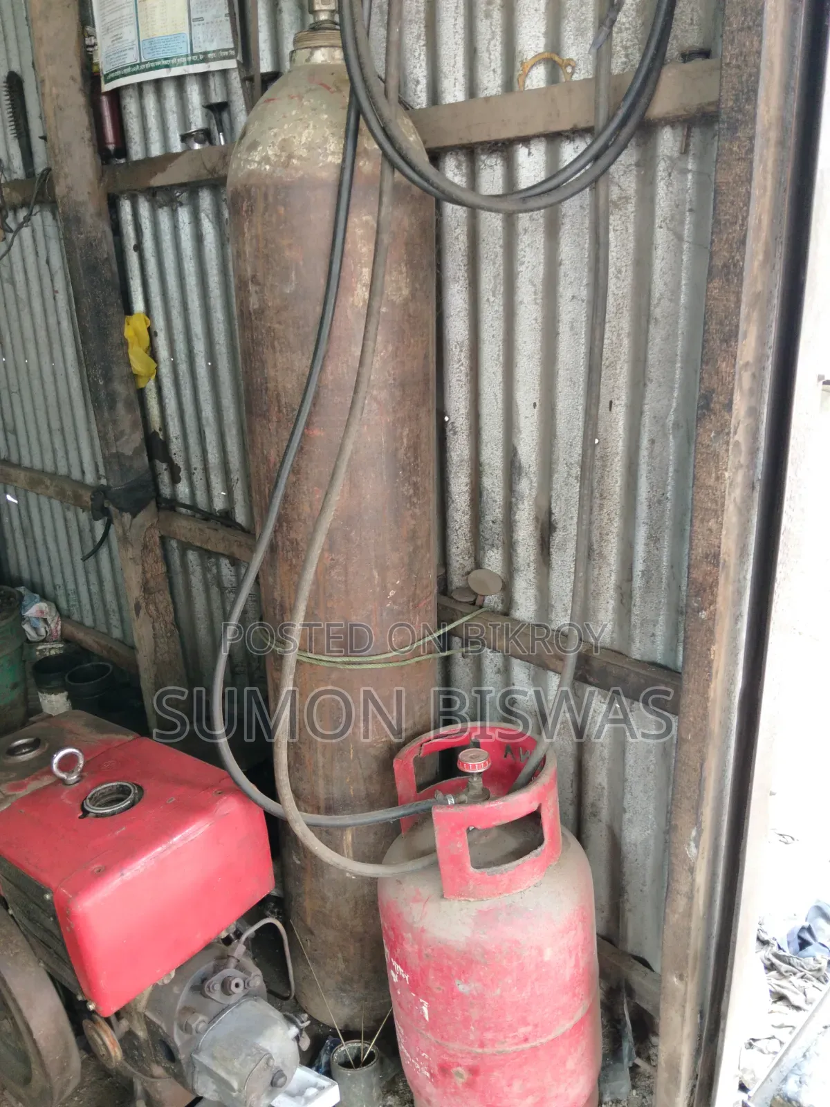 গ্যাস এবং অক্সিজেন সিলিন্ডার সেট সহ।