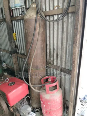 গ্যাস এবং অক্সিজেন সিলিন্ডার সেট সহ।