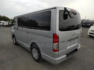 টয়োটা গ্র্যান্ড হাইয়েস ২০০০ সিলভার