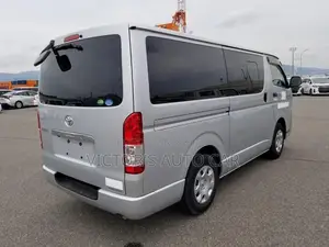 টয়োটা গ্র্যান্ড হাইয়েস ২০০০ সিলভার