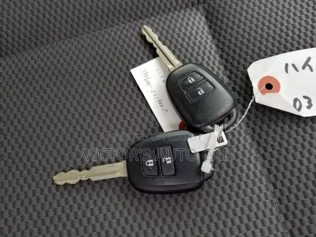 টয়োটা গ্র্যান্ড হাইয়েস ২০০০ সিলভার