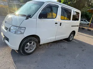 টয়োটা নোয়া ২০১৪ সাদা