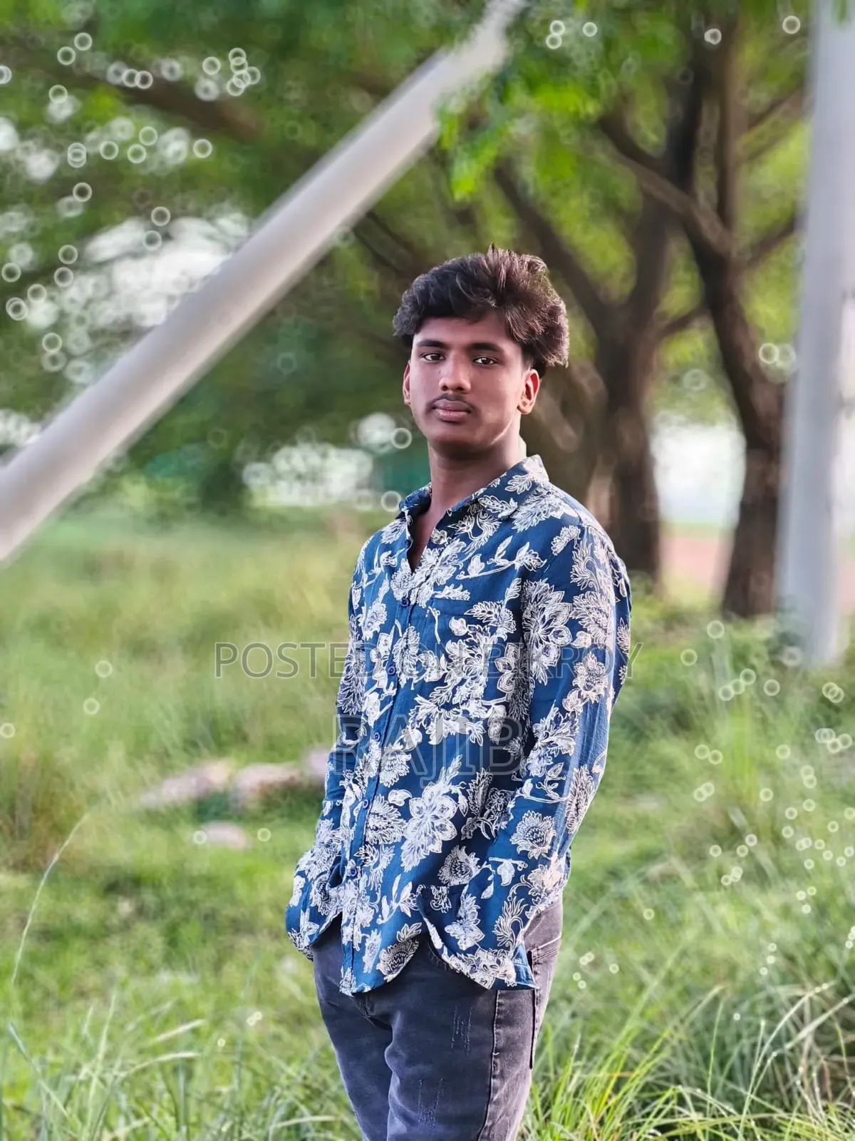 শোরুমে সেলসম্যানের সাথে চাকরি করতে চাই