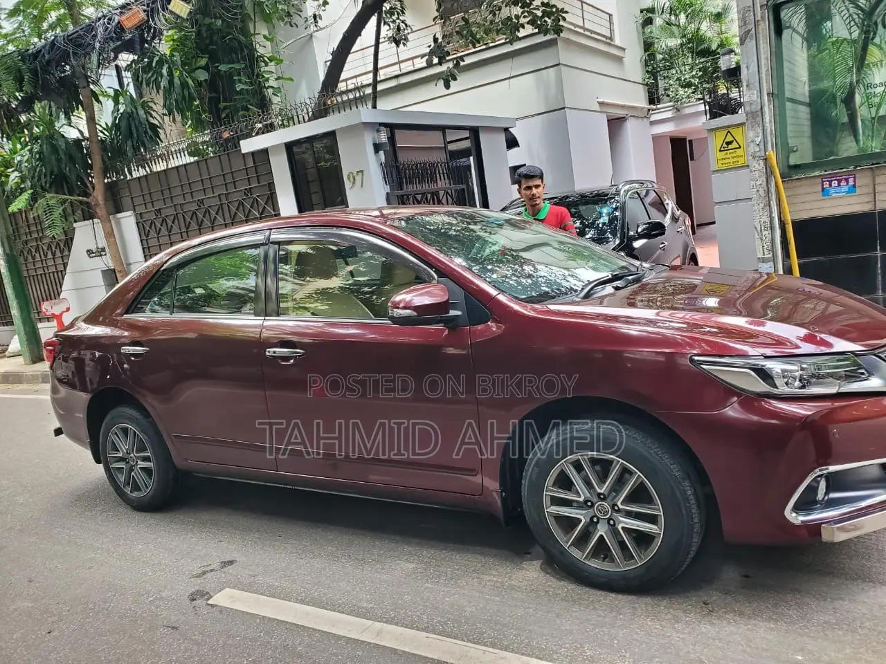 টয়োটা প্রমিও ২০১৯ লাল