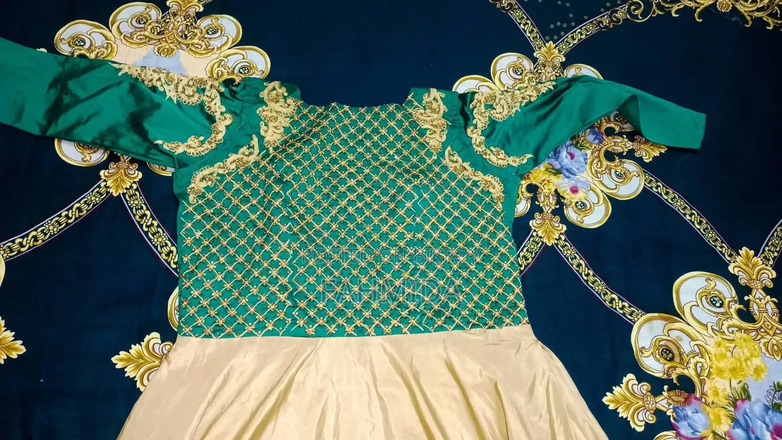ফ্রেশ কন্ডিশন কোনো ত্রুটি নেই গাউন