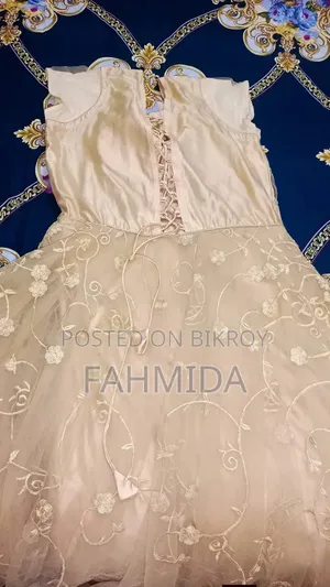 ফ্রেশ কন্ডিশন কোনো ত্রুটি নেই গাউন