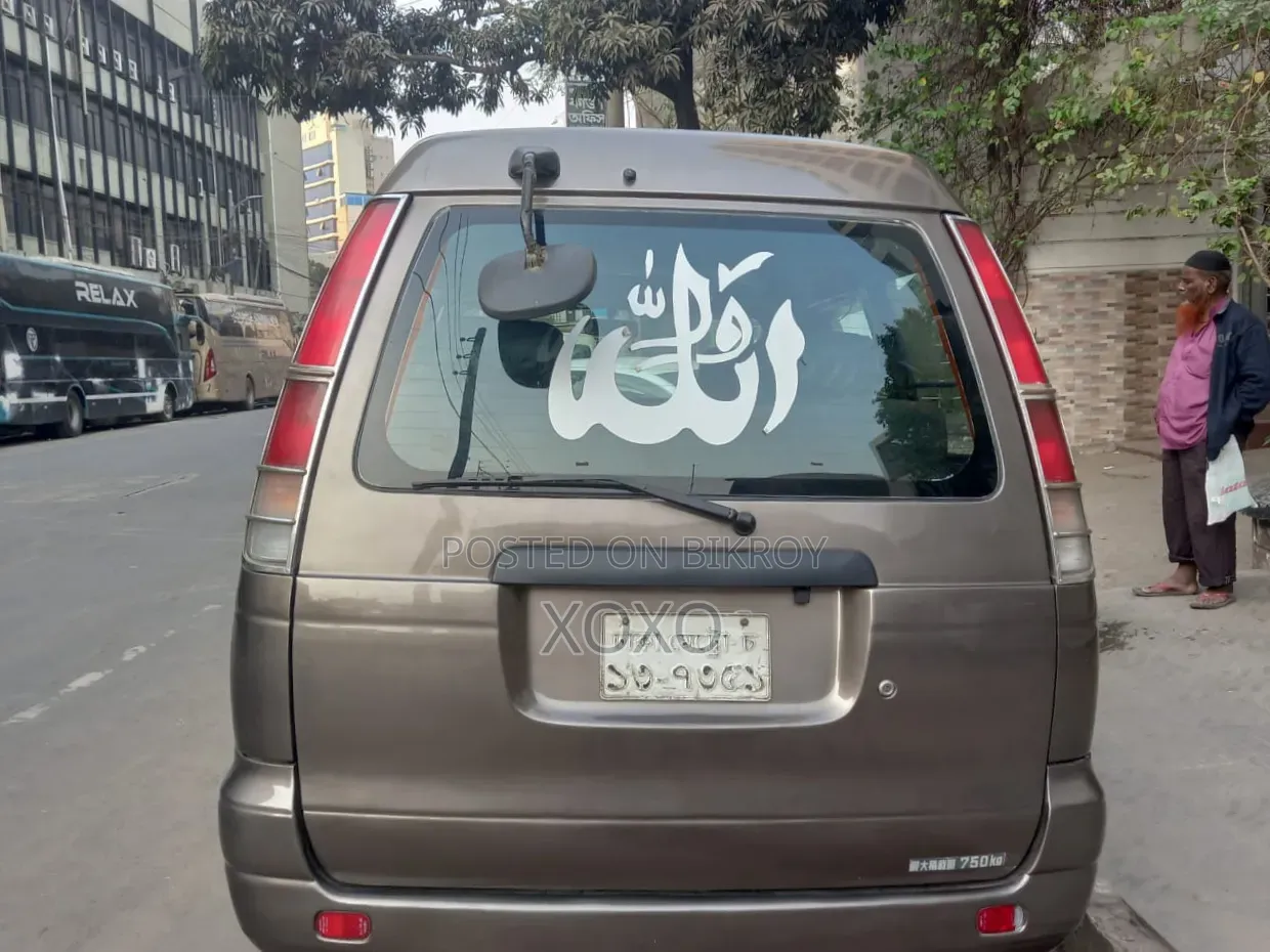 Toyota Noah 2005 Gray