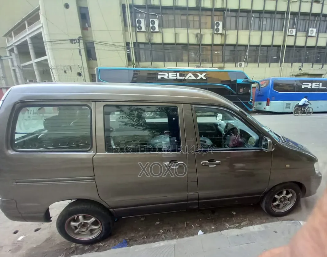 Toyota Noah 2005 Gray