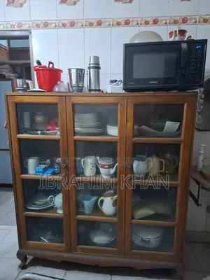 কাঠের চার তাকে সেগুন কাঠের ক্রকারিজ শোকেস।
