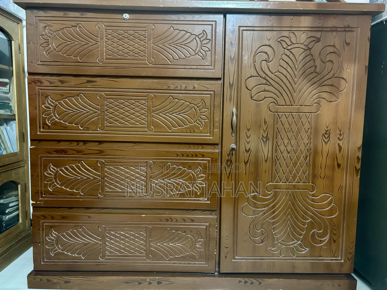 ঘরের ব্যবহৃত আসবাবপত্র
