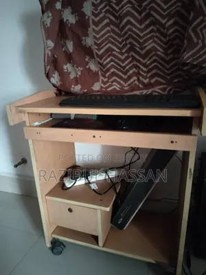 কম্পিউটার টেবিল
