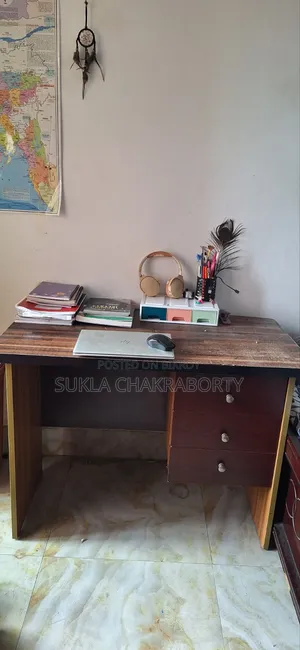 স্টাডি টেবিল