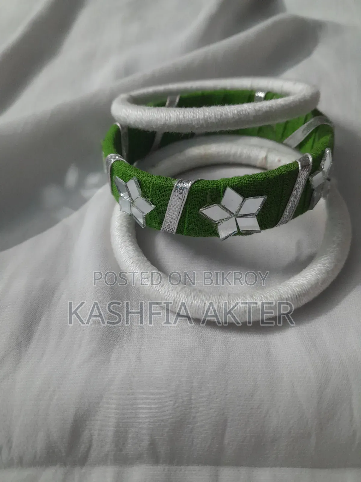 সাশ্রয়ী মূল্যে হাতের তৈরি চুড়ি