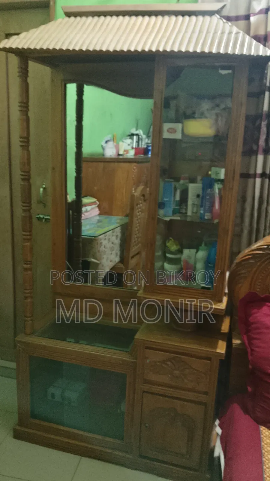 খাট ও একুরিয়াম সহ আরো কিছু ফার্নিচার বিক্রি হবে