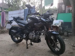 হিরো এক্সট্রিম ১২৫আর ২০২৫ কালো