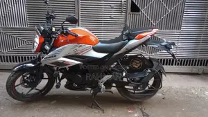 সুজুকি জিক্সার ২০২৪ সিলভার
