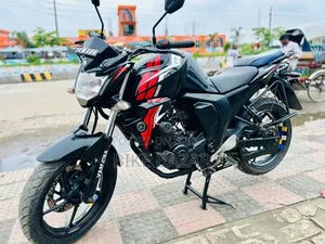 ইয়ামাহা এফজেডএস ভি২ ২০১৭ কালো