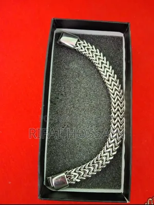 একটি ব্রেসলেট বিক্রি করা হবে।