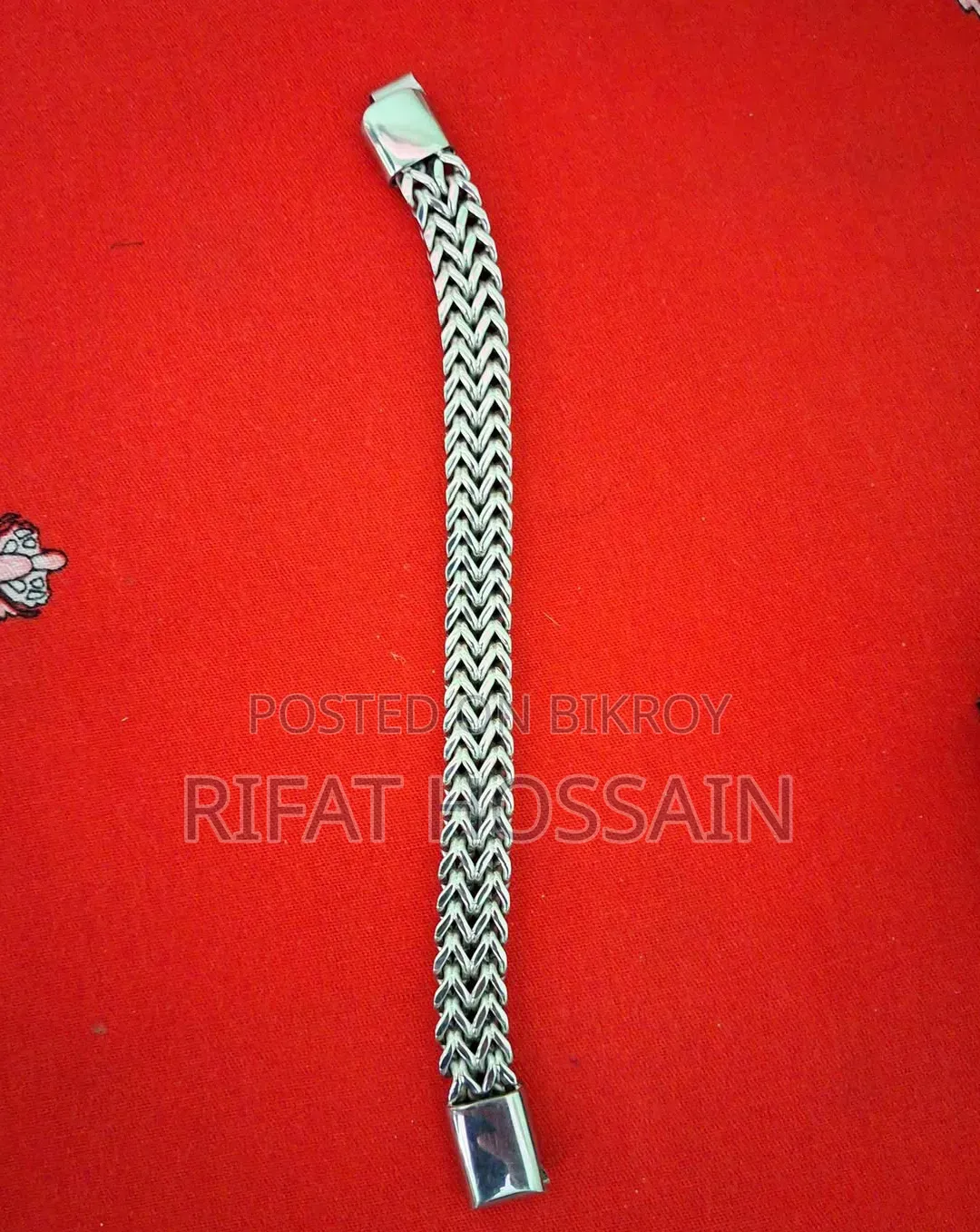 একটি ব্রেসলেট বিক্রি করা হবে।