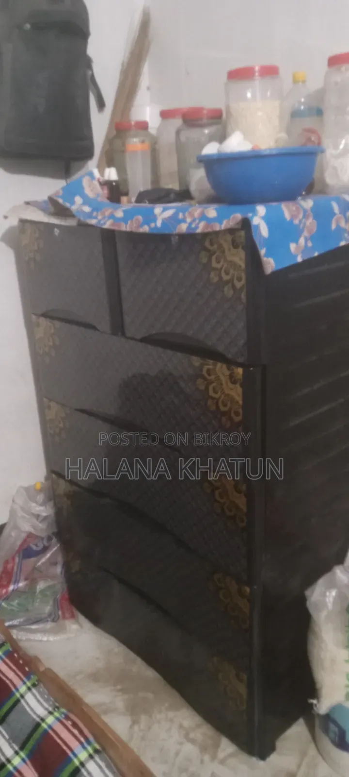 একটি প্লাস্টিকের ওয়ারড্র বিক্রি করা হবে