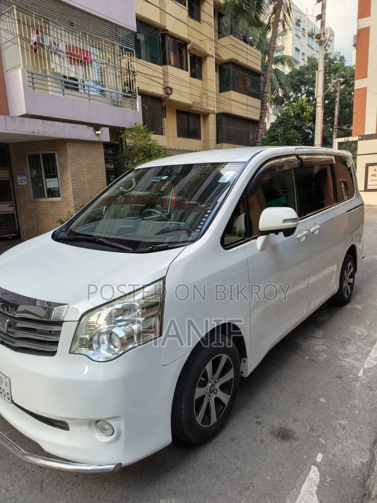 Toyota Noah 2013 Pearl