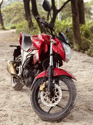 সুজুকি জিক্সার ২০২২ লাল