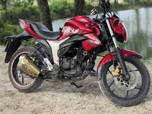 সুজুকি জিক্সার ২০২২ লাল