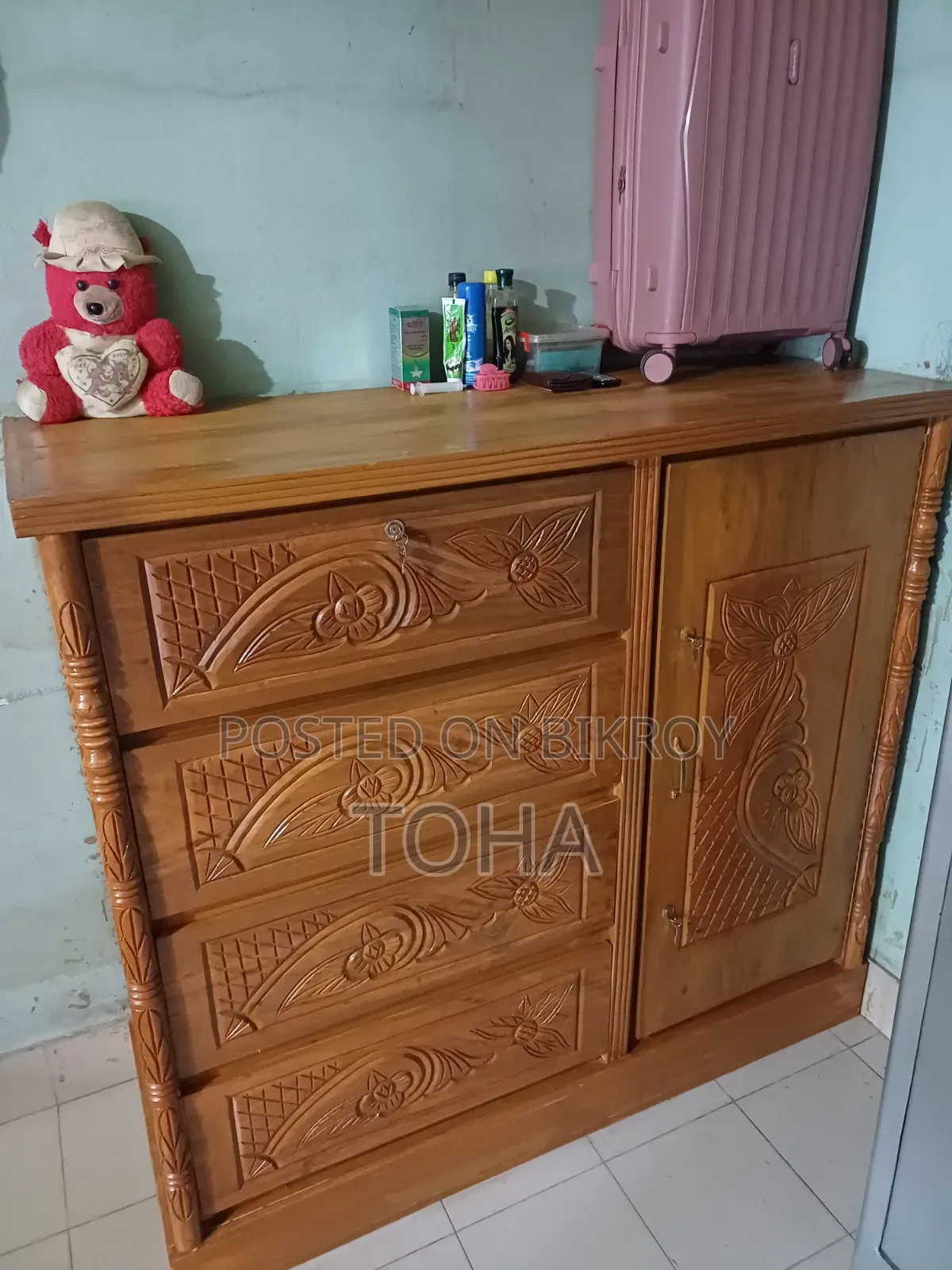 লোকেশন কেরানীগঞ্জ। সেগুনের সেমি বক্স খাট, ওয়ারড্রব বিক্রি হবে।