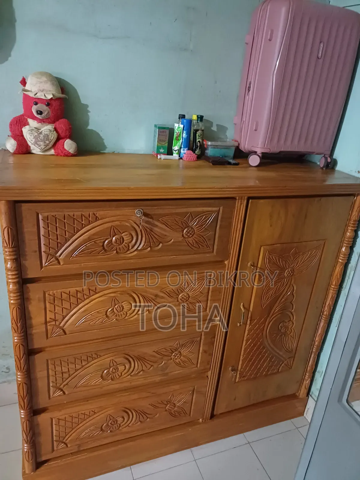 লোকেশন কেরানীগঞ্জ। সেগুনের সেমি বক্স খাট, ওয়ারড্রব বিক্রি হবে।