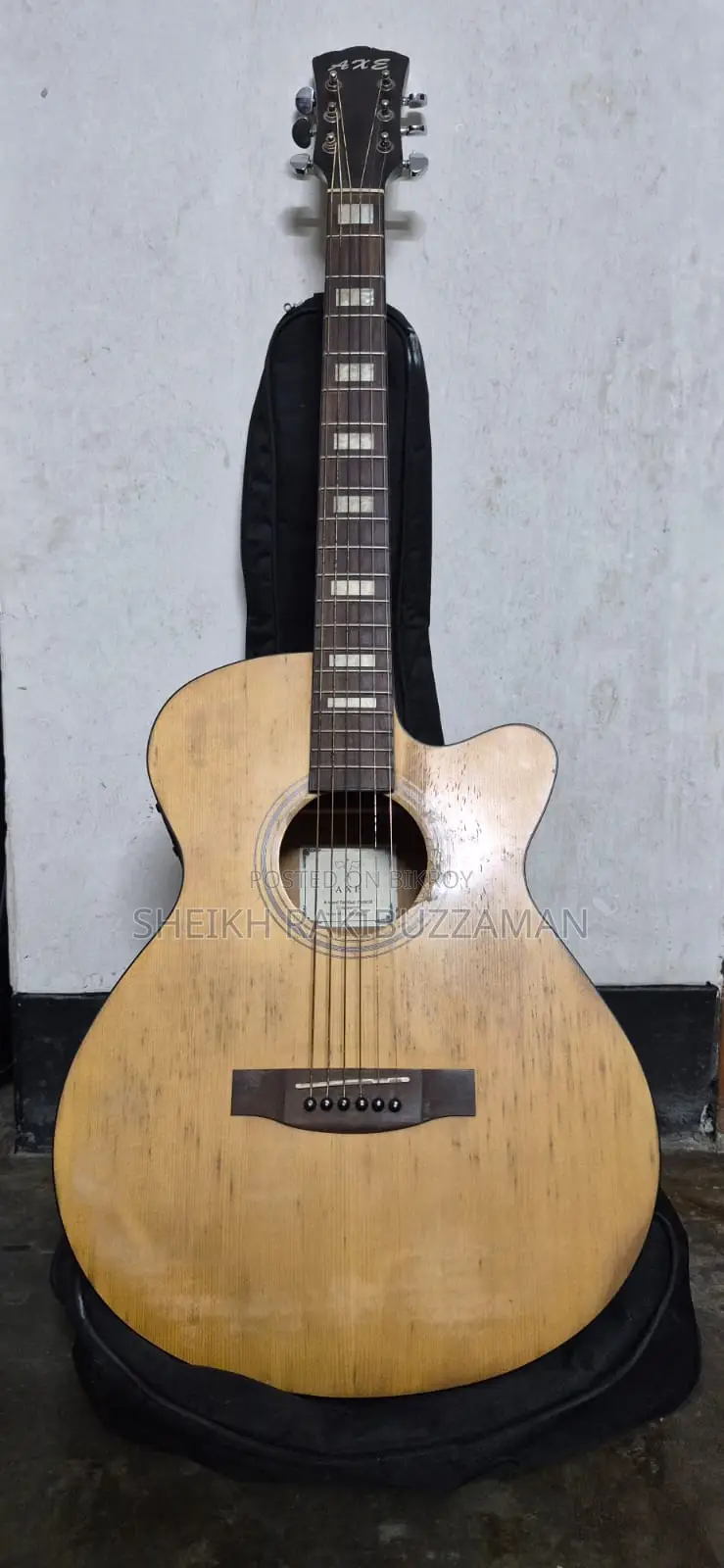 বিক্রির জন্য গিটার