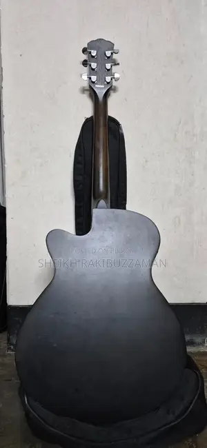 বিক্রির জন্য গিটার