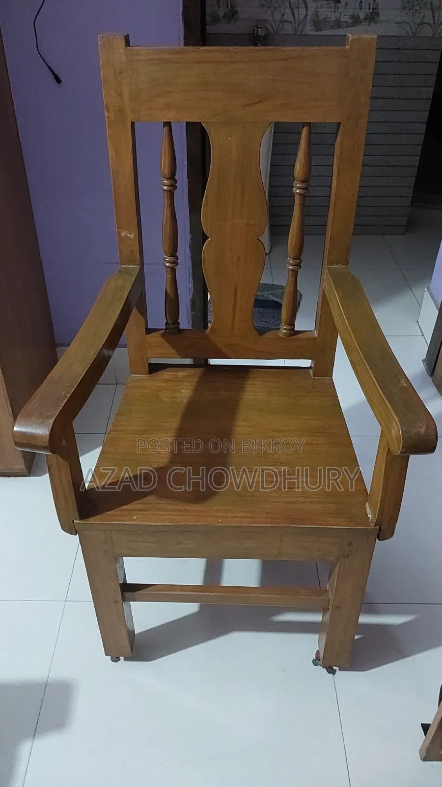 Teak wood armrest four wheel seating chair