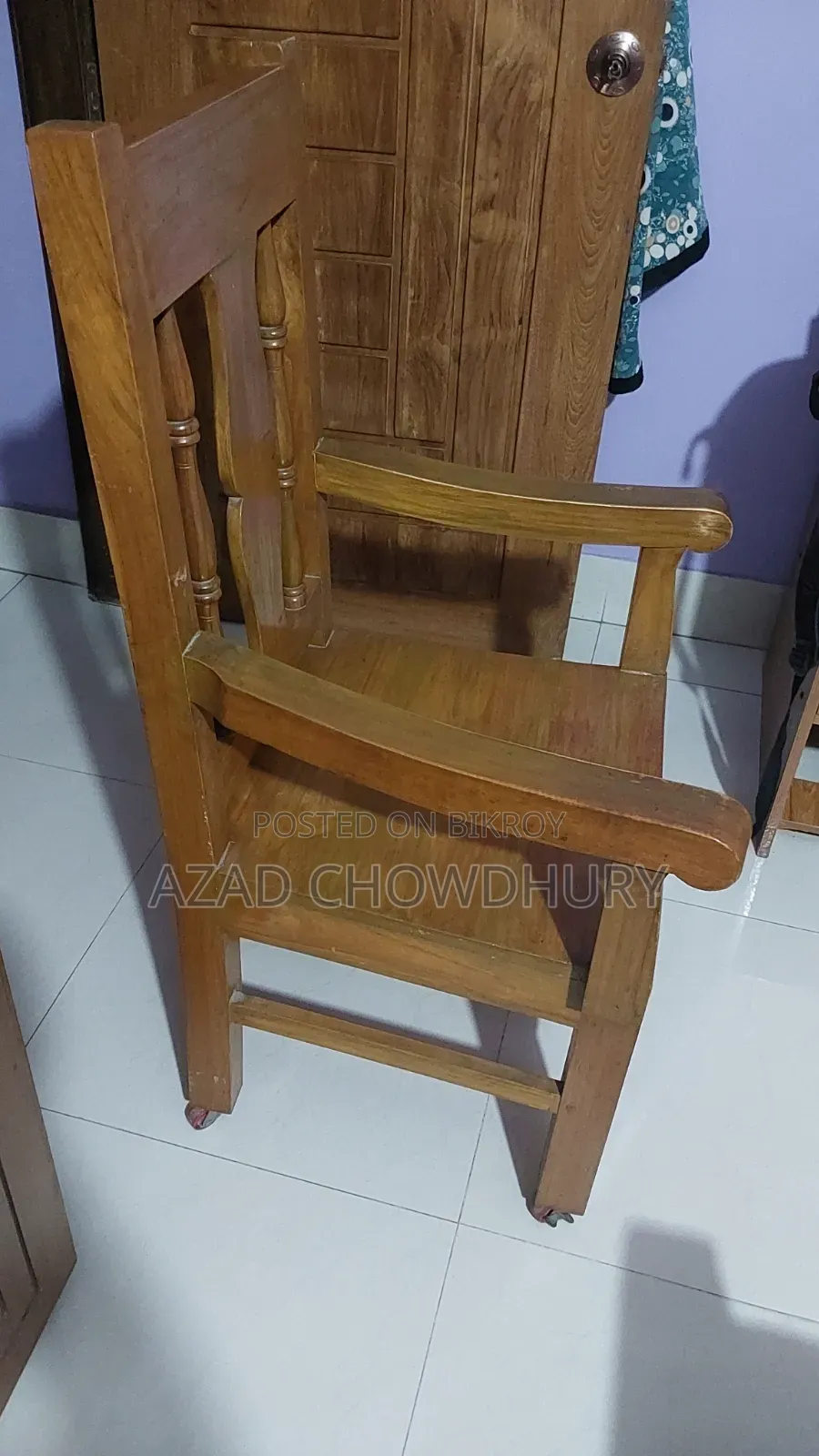 Teak wood armrest four wheel seating chair