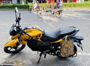 নতুন সুজুকি জিক্সার ২০২৫ হলুদ