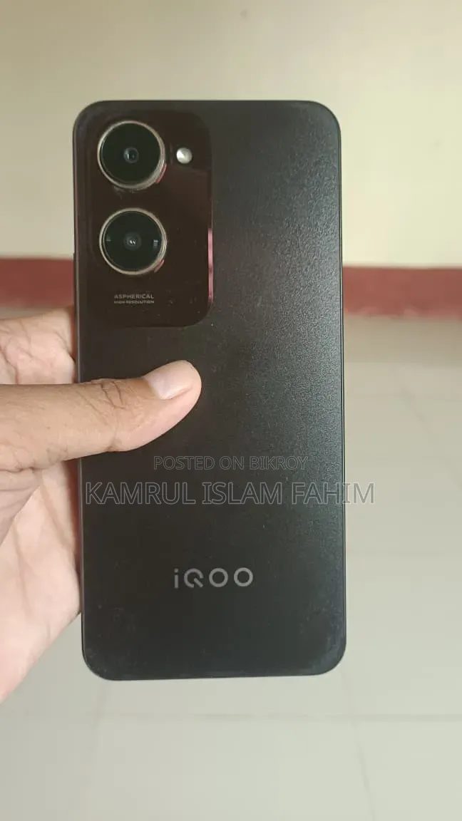 আইকিউওও ১২৮ জিবি
