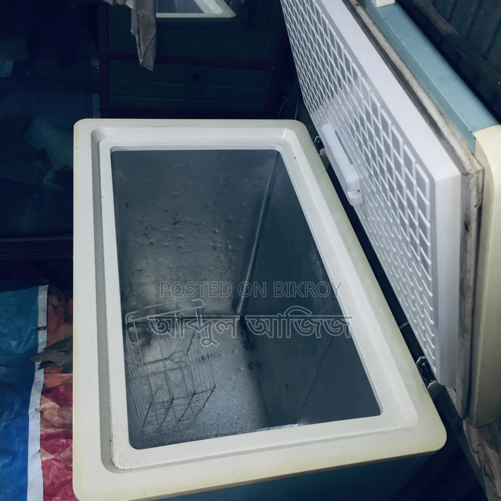 A deep freeze in good condition, looking like new, is for sale