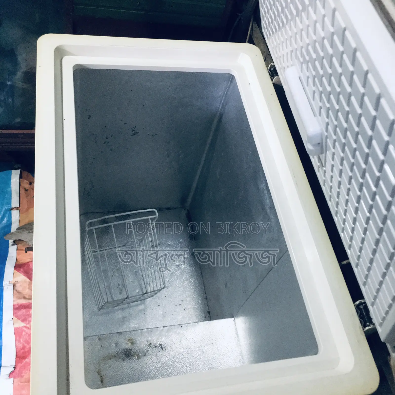 A deep freeze in good condition, looking like new, is for sale