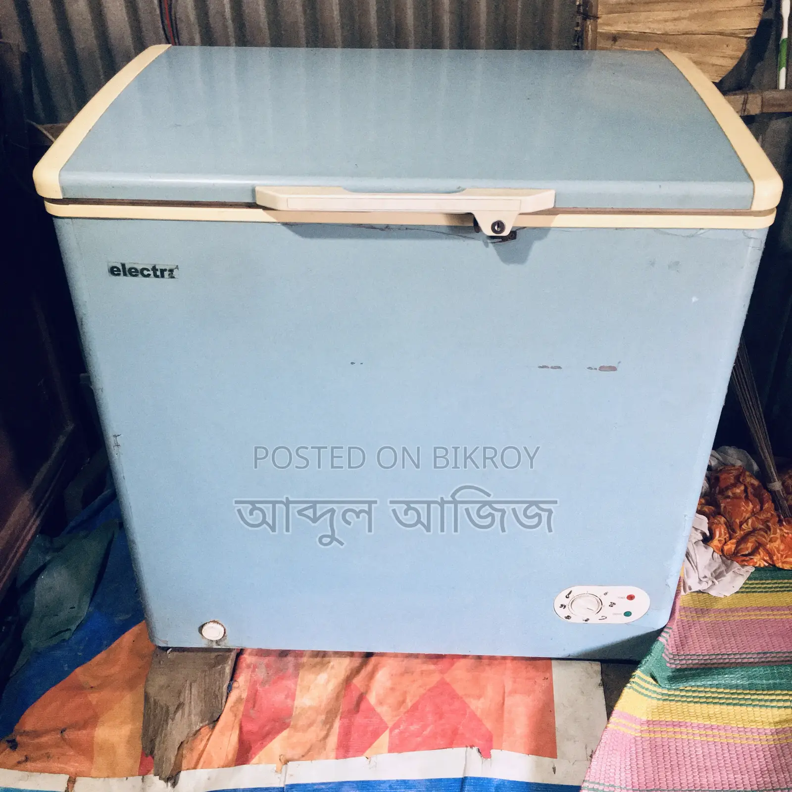 A deep freeze in good condition, looking like new, is for sale