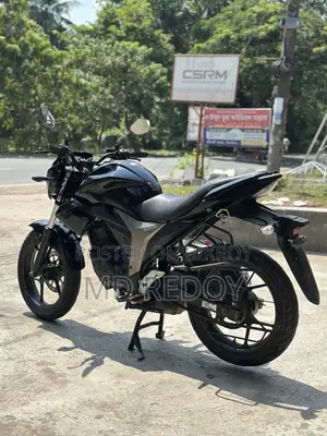 সুজুকি জিক্সার ২০২৪ কালো