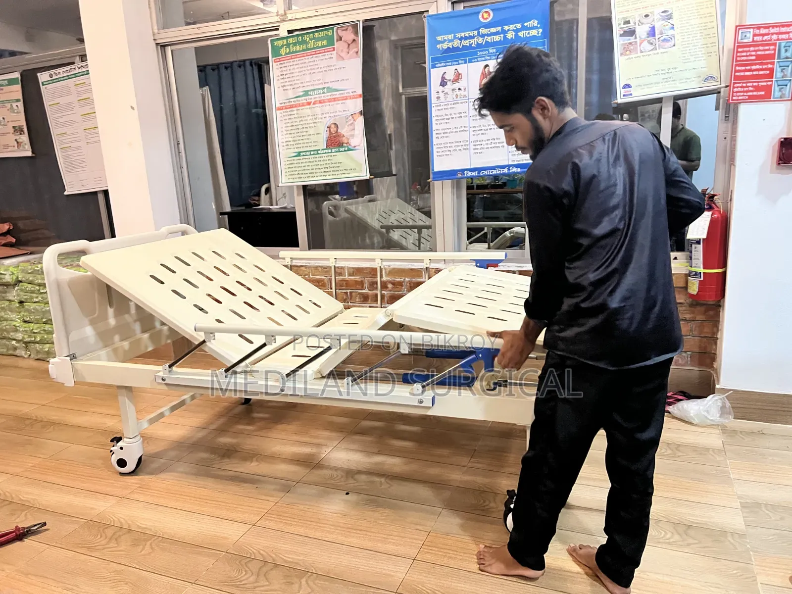 ম্যানুয়াল ২ ফাংশন হাসপাতাল বেড উইথ ম্যাট্রেস।