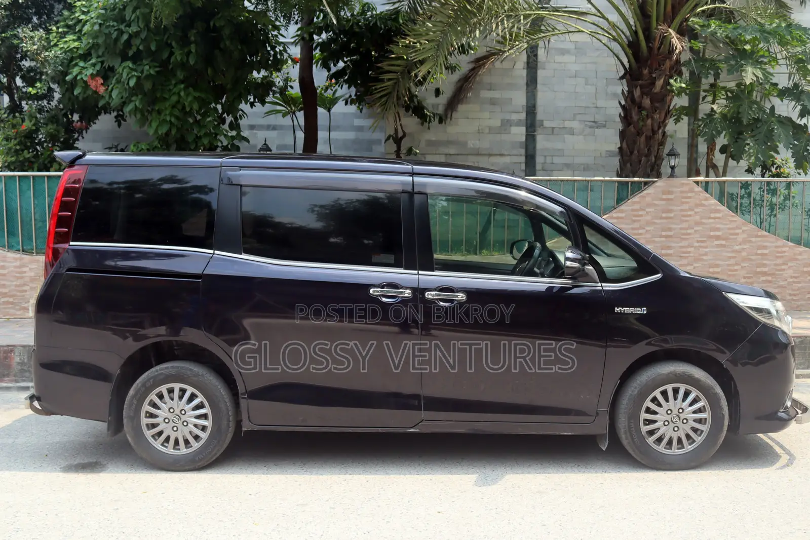 Toyota Noah 1.8 Front-Wheel Drive Hybrid (7 seater) 2016 Blue