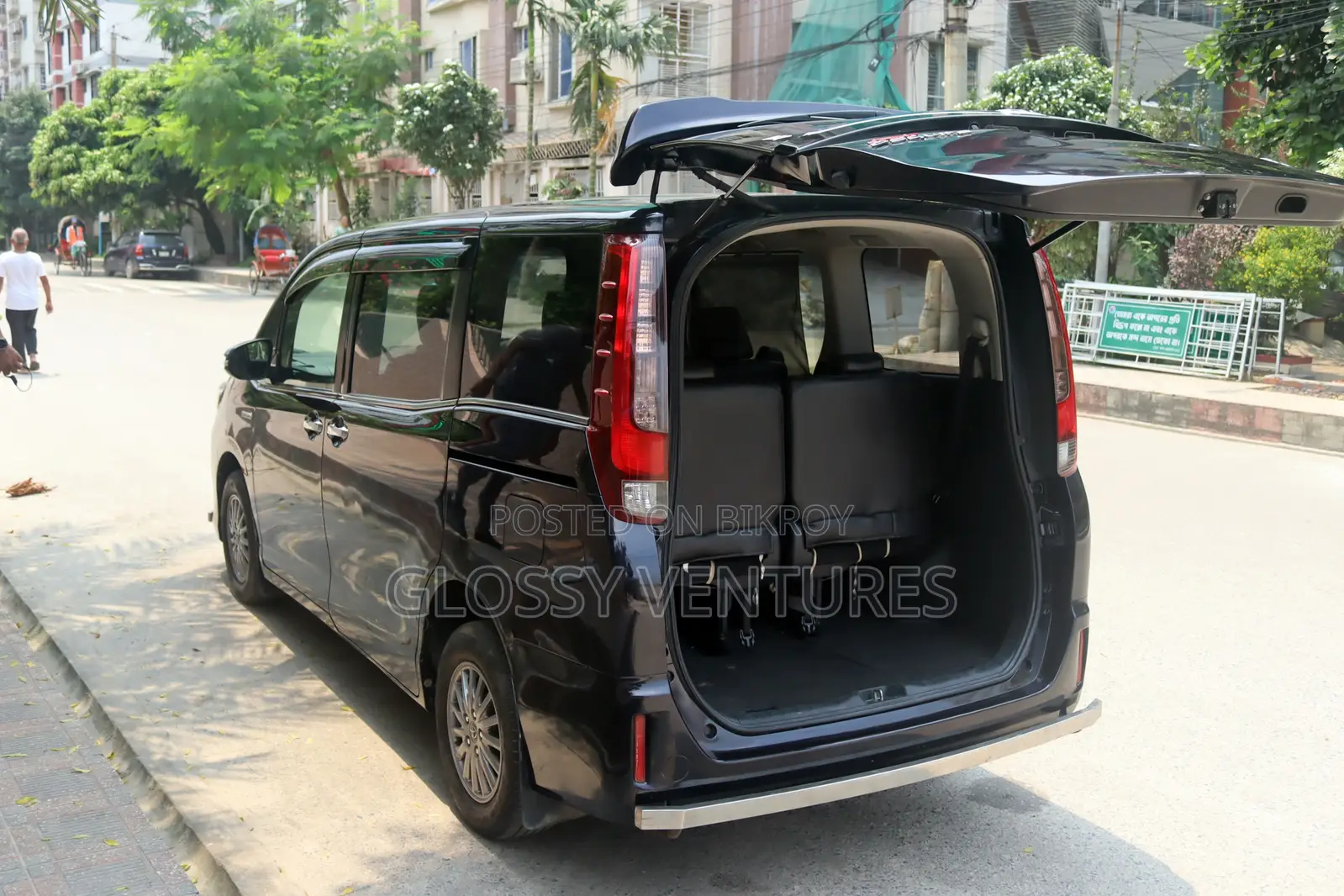 Toyota Noah 1.8 Front-Wheel Drive Hybrid (7 seater) 2016 Blue