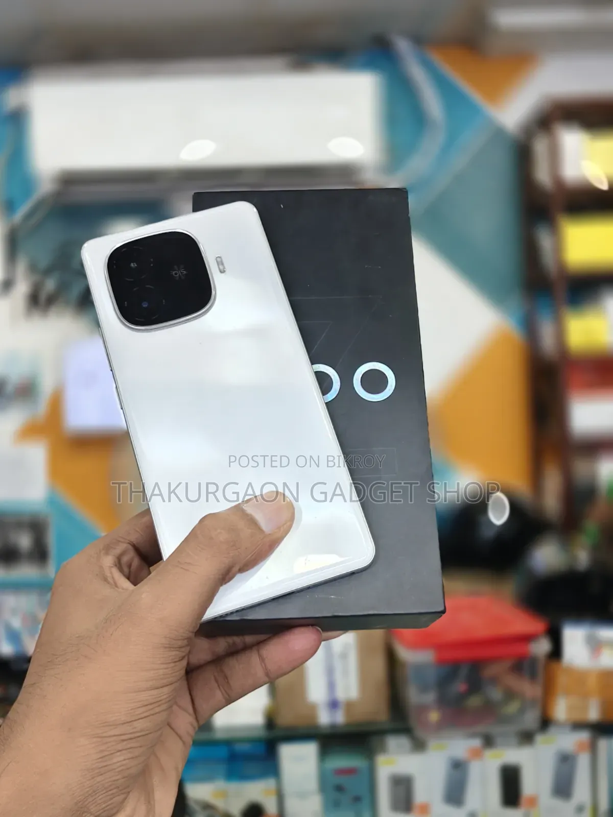 আইকিউওও ২৫৬ জিবি সাদা