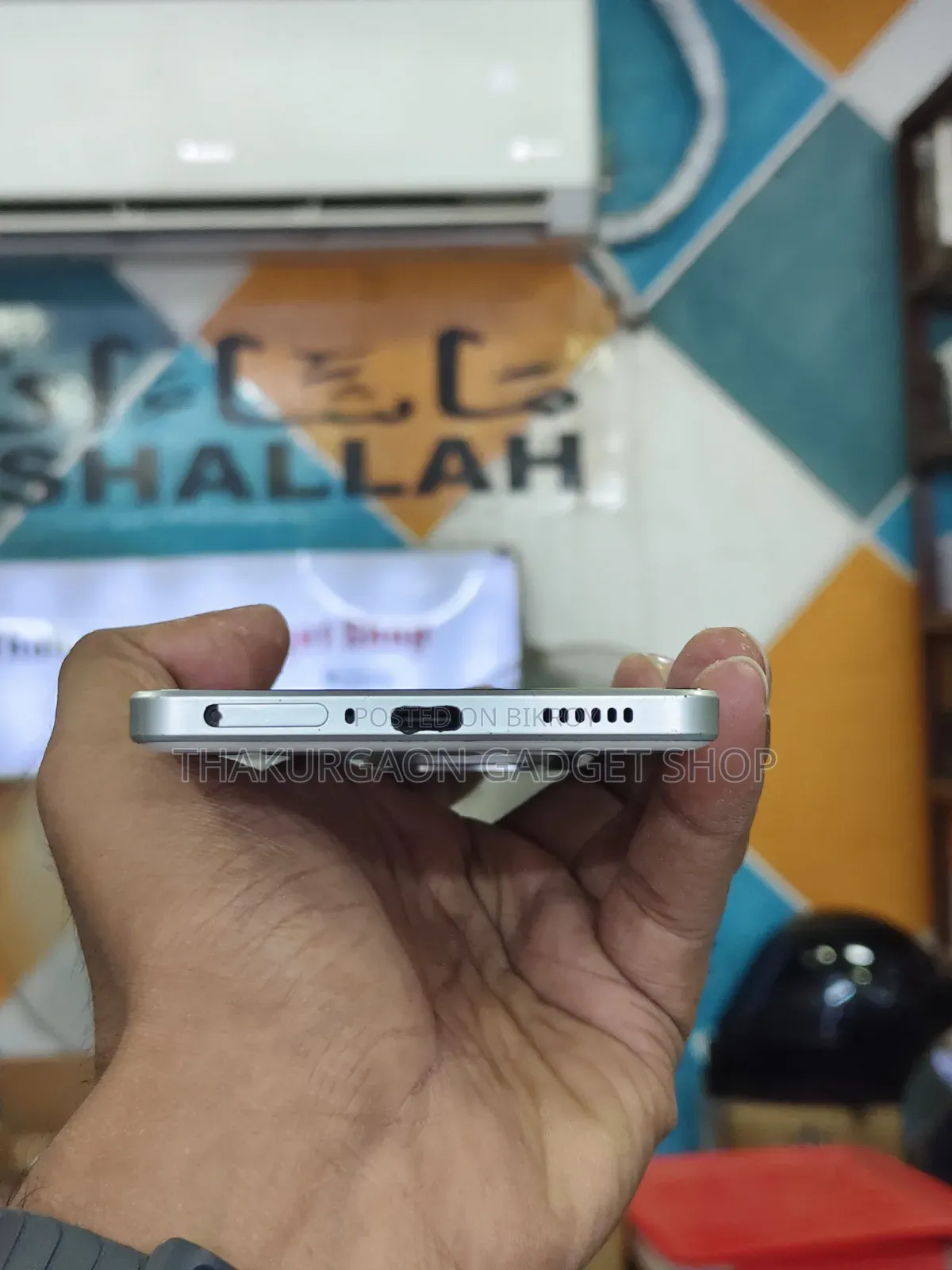 আইকিউওও ২৫৬ জিবি সাদা