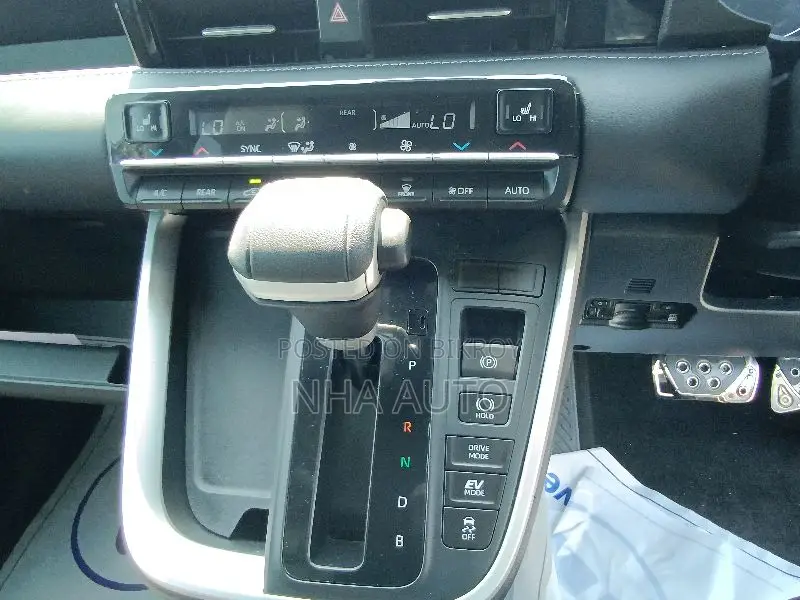 Toyota Noah 2022 Purple