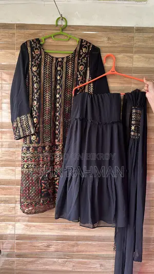 পোশাক মাত্র একবার পরা হয়েছে