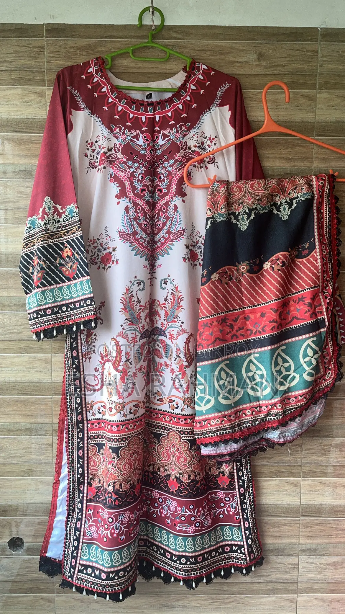 পোশাক মাত্র একবার পরা হয়েছে