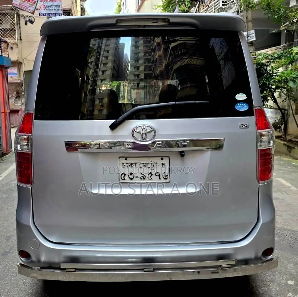 টয়োটা নোয়া ২.০ ১৪৩এইচপি এডব্লিউডি (৭ সিটার) ২০১০ সিলভার