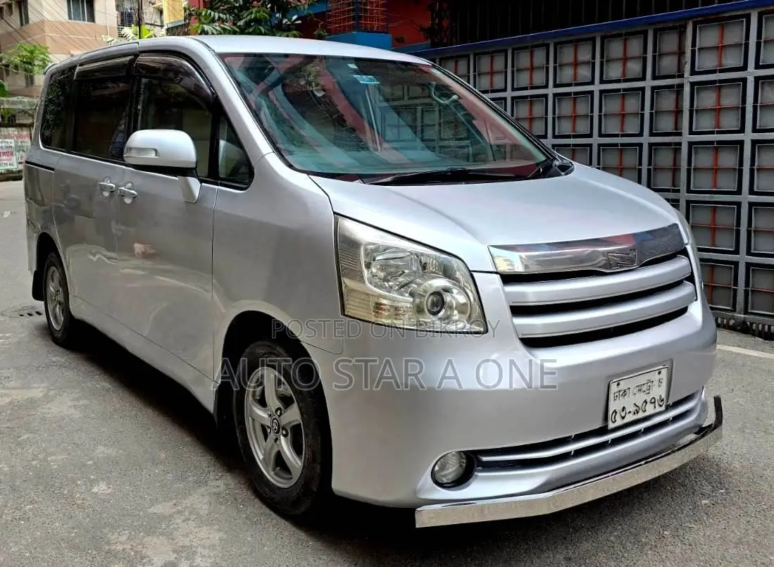 টয়োটা নোয়া ২.০ ১৪৩এইচপি এডব্লিউডি (৭ সিটার) ২০১০ সিলভার
